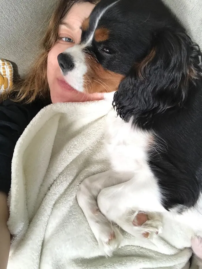 Cara del perro alineada con la de mi hermana