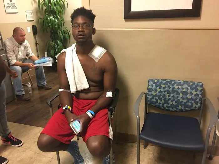 Jonathan Smith, de 30 años, salvó a unas 30 personas antes de recibir una bala en el cuello. Puede que tenga que vivir con ella el resto de su vida
