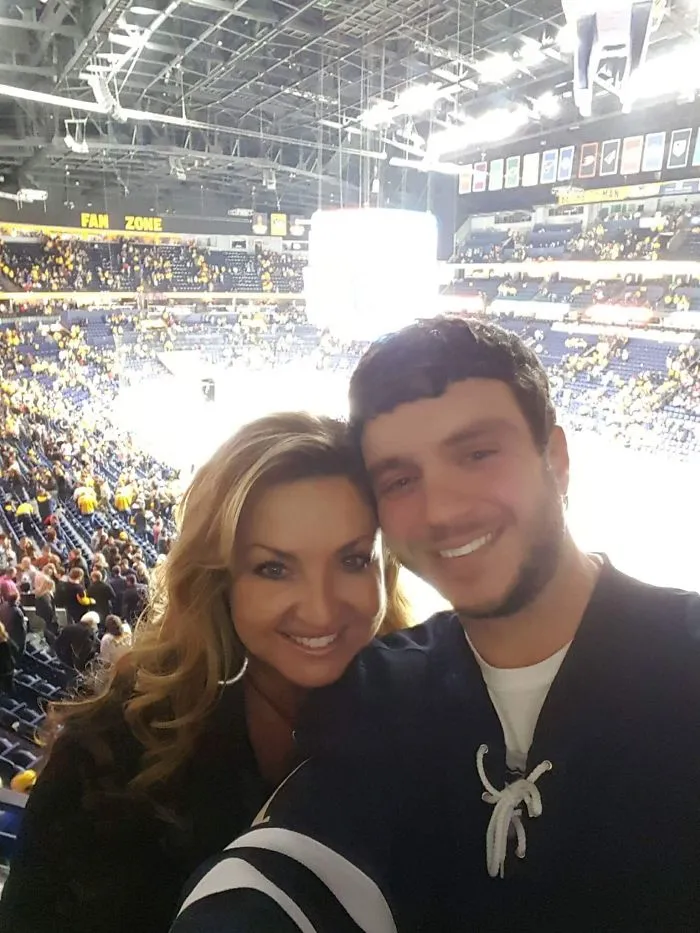 Sonny Melton con su esposa Heather. Murió protegiéndola al recibir un disparo por la espalda. Estaban celebrando su primer aniversario