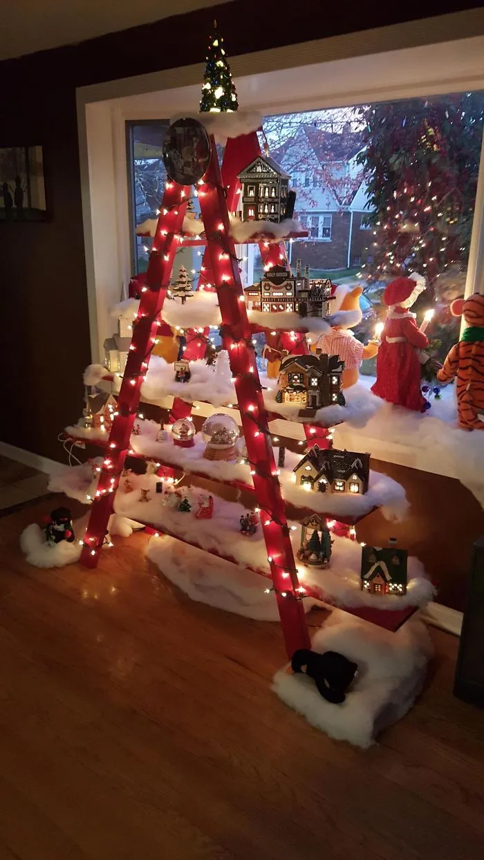 Hice este árbol de navidad con una escalera para mi esposa