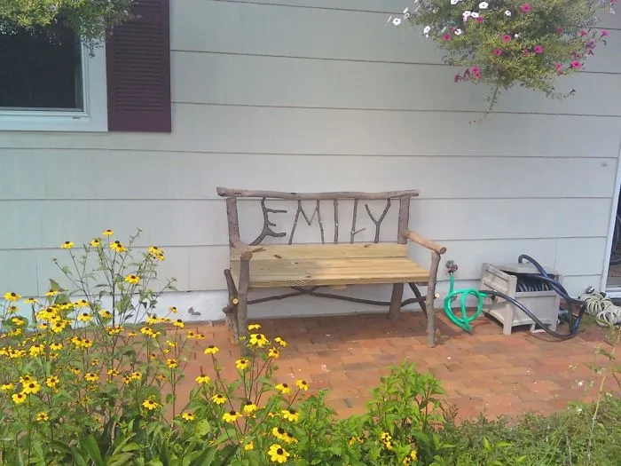 Hice un banco para mi esposa con madera que encontré en el jardín sobre todo