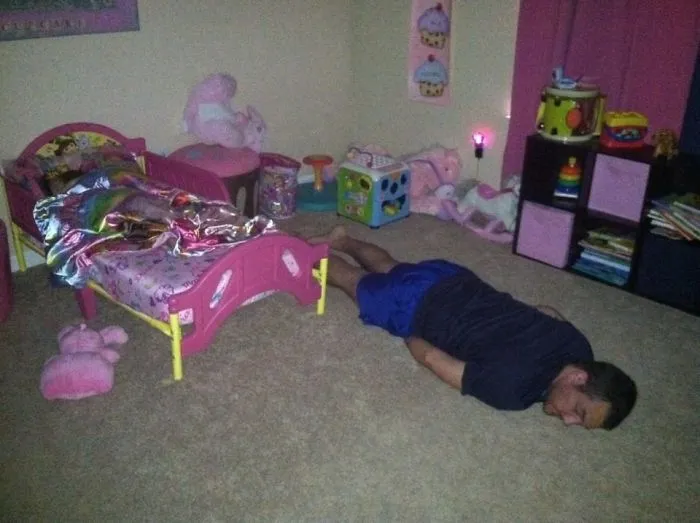 Mi marido llevando a la cama a nuestra hija de 1 año