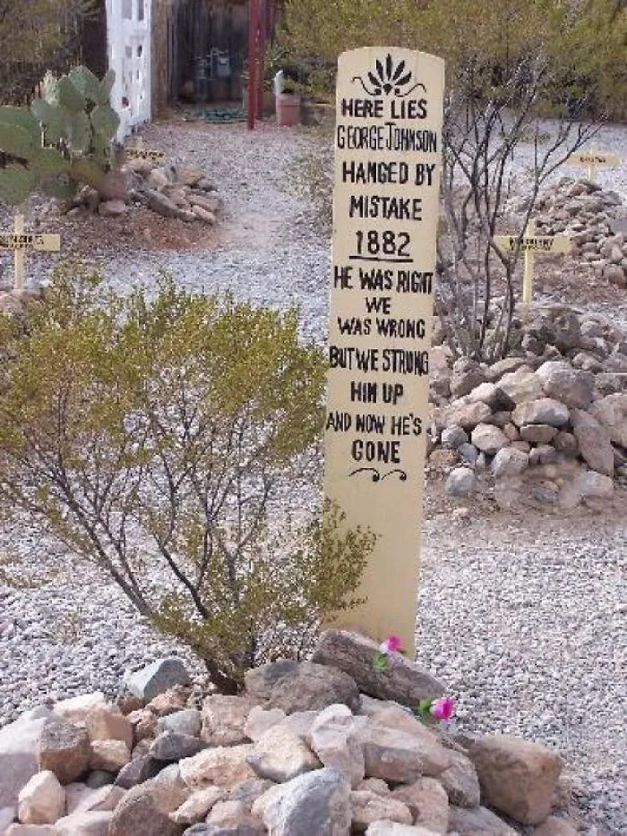 Aquí yace George Johnson, ahorcado por error en 1882. El tenía razón, nosotros estábamos equivocados, pero lo ahorcamos y ahora se ha ido