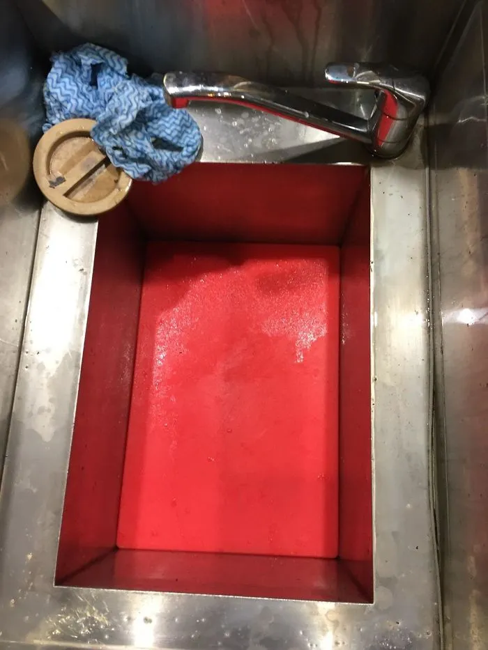 Se me ha encajado la tabla de cortar en el fregadero