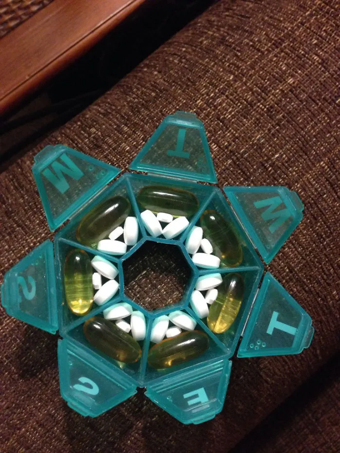 El único modo de que todas mis pastillas quepan en el pastillero