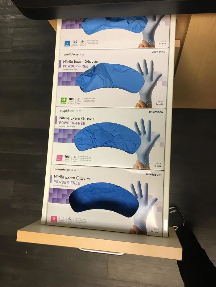 Cajas de guantes en un cajón