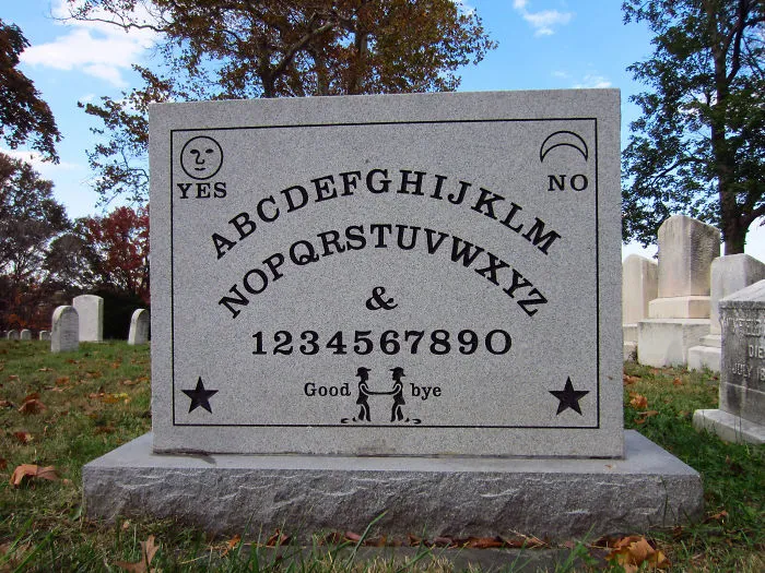 Ouija en la tumba