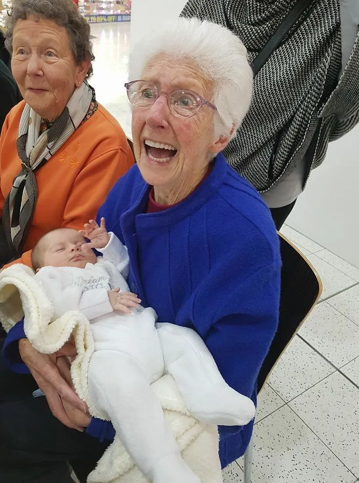 Mi abuela conociendo a su bisnieta en una visita sorpresa