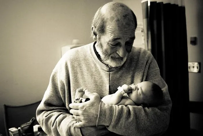 Abuelo conociendo a su nieto