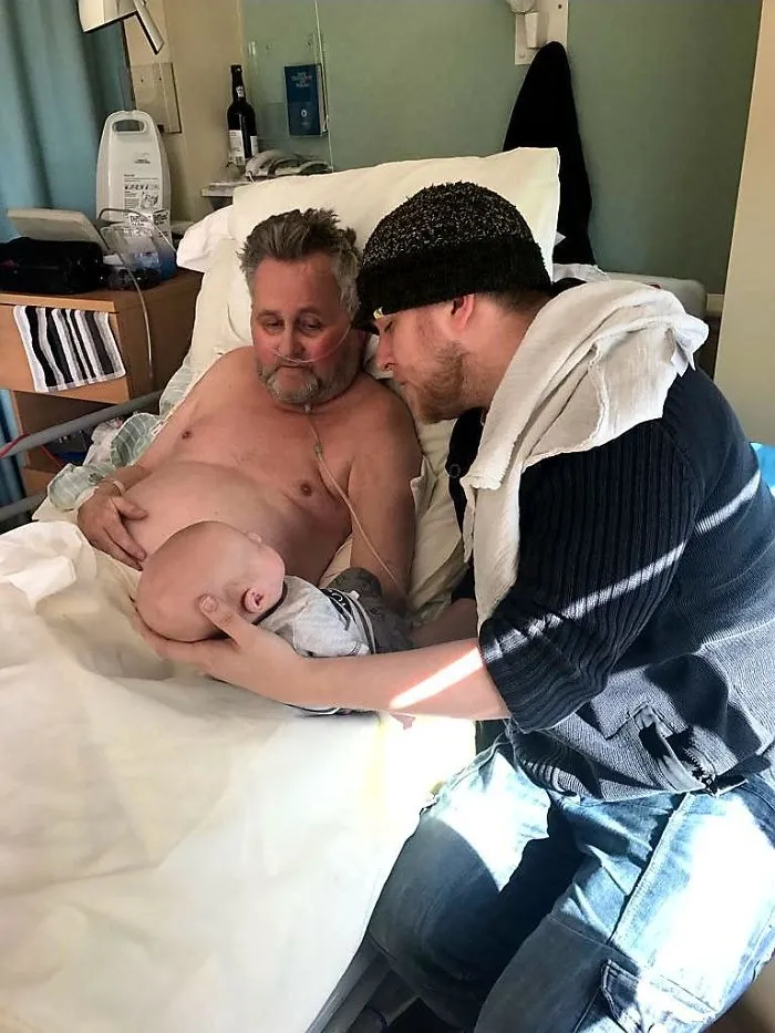 24 horas tras esta foto, mi padre falleció, así que me alegra que conociera a su 1ª nieta