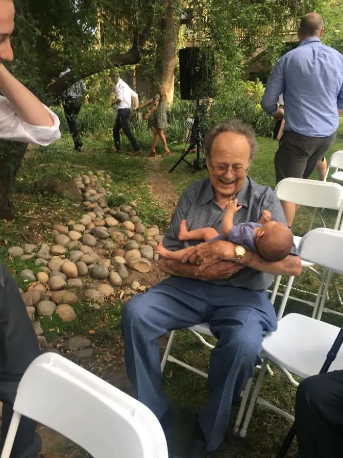 Mi abuelo de 95 años conociendo a su primer bisnieto. Es veterano de la 2ªG.M. y ahí está llorando