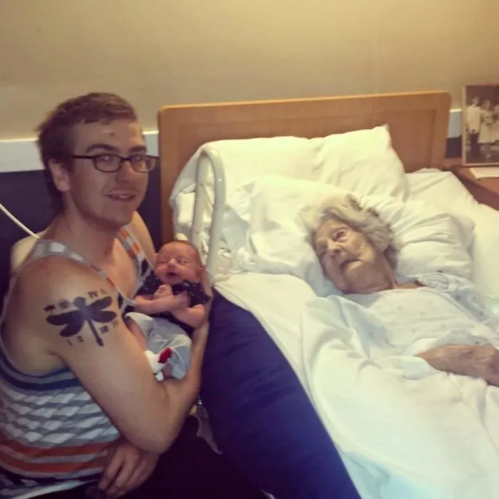 Mi bisabuela conociendo a su tataranieto, días antes de fallecer