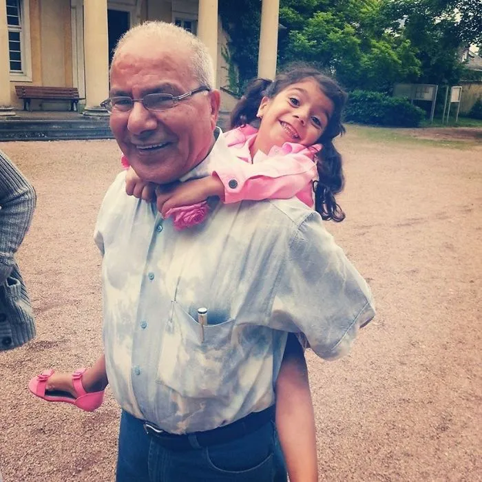Tras 3 años de operaciones, mi hija al fin está lo bastante sana para viajar a Alemania a conocer a su abuelo