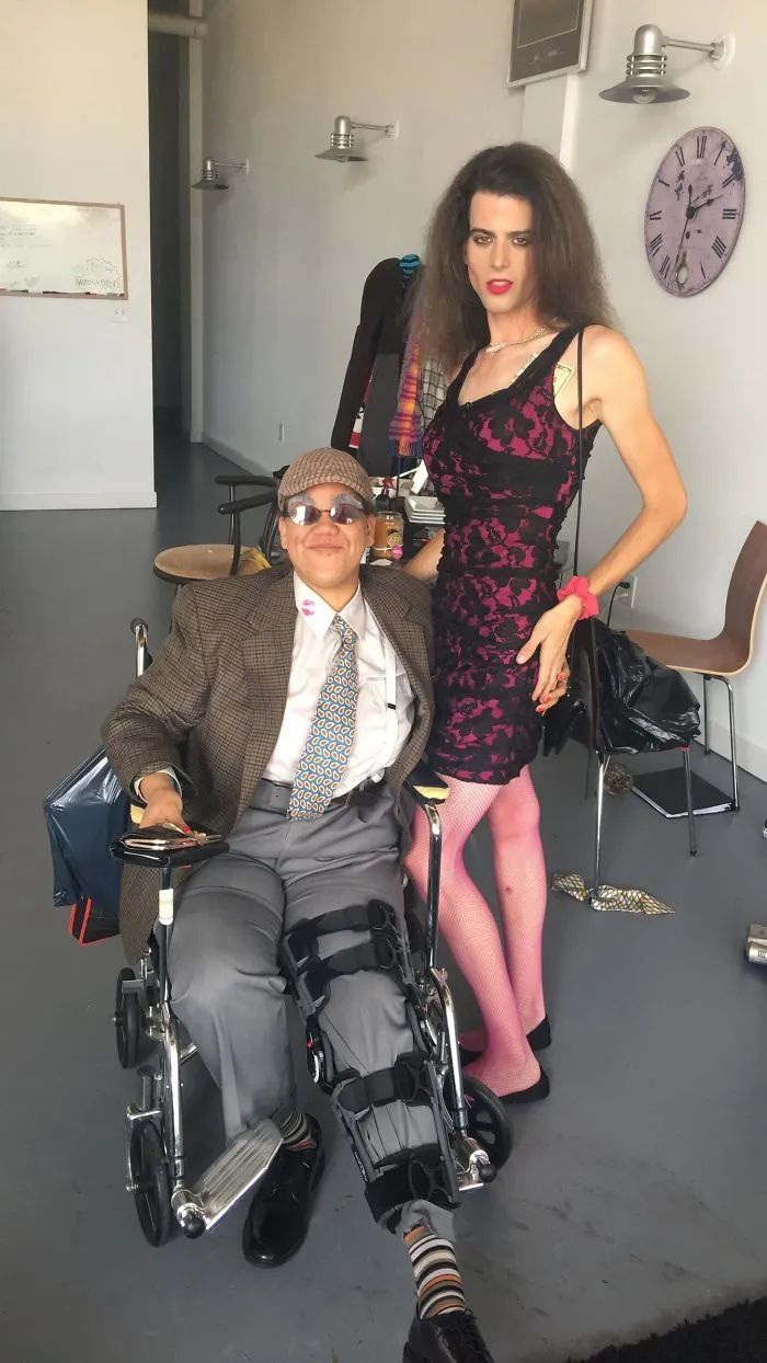 Mi amiga se rompió el menisco hace una semana y pensaba que no podría salir en Halloween. Se disfrazó de viejo ricachón y yo la llevé disfrazado de chica cazafortunas