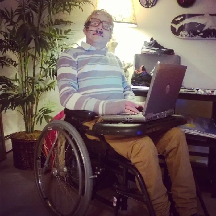 Llevo 3 años en una silla de ruedas y por fin me pude disfrazar de Stephen Hawking