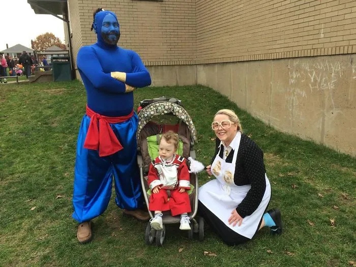 Family in Aladdin Robin Williams characters creative Halloween costumes