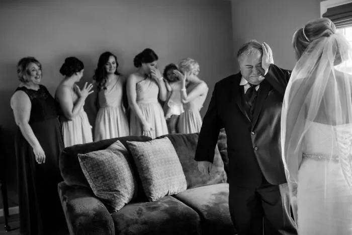 179 Times Fathers Couldn't Hold Back Their Emotions After Seeing Daughters In Wedding Dresses For The First Time