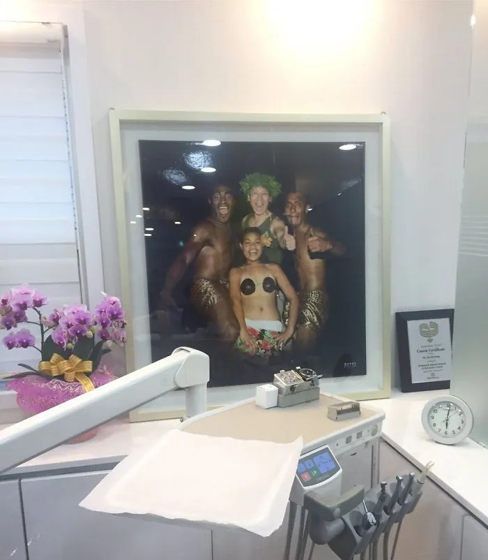Cuando tu dentista te hace saber dónde ha estudiado, pero sobre todo, dónde se ha ido de fiesta