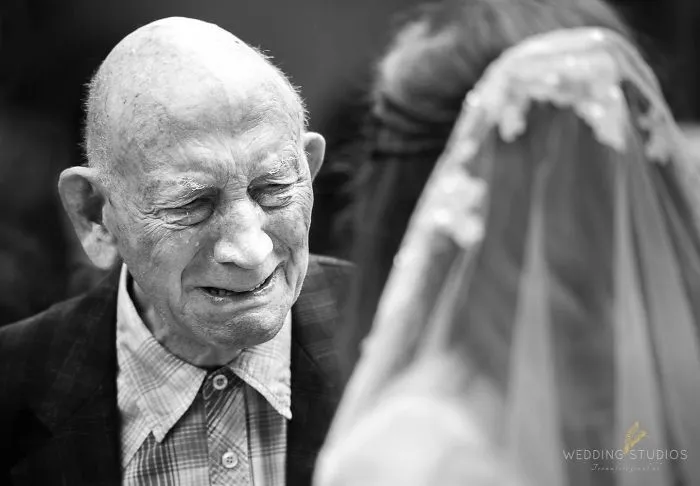 179 Times Fathers Couldn't Hold Back Their Emotions After Seeing Daughters In Wedding Dresses For The First Time