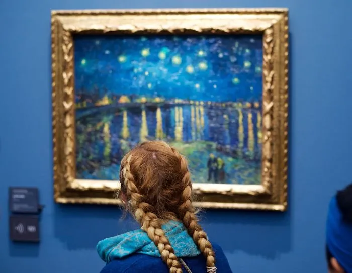 Este fotógrafo pasó una eternidad en museos esperando que aparecieran visitantes a juego con las obras de arte, y la espera mereció la pena