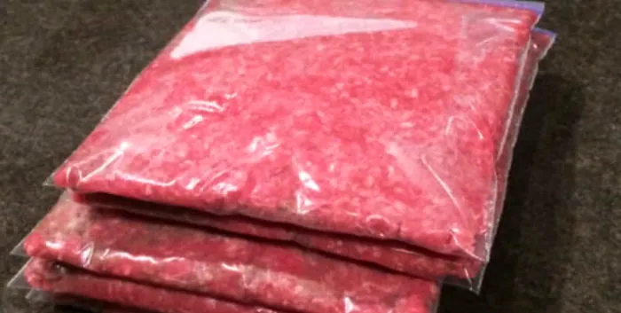 Si congelas carne picada, aplástala lo máximo posible para reducir el tiempo de descongelación