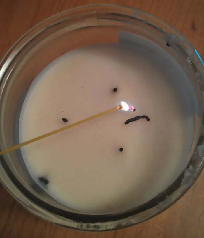 ¿Velas difíciles de encender sin quemarse los dedos? Usa un espagueti crudo