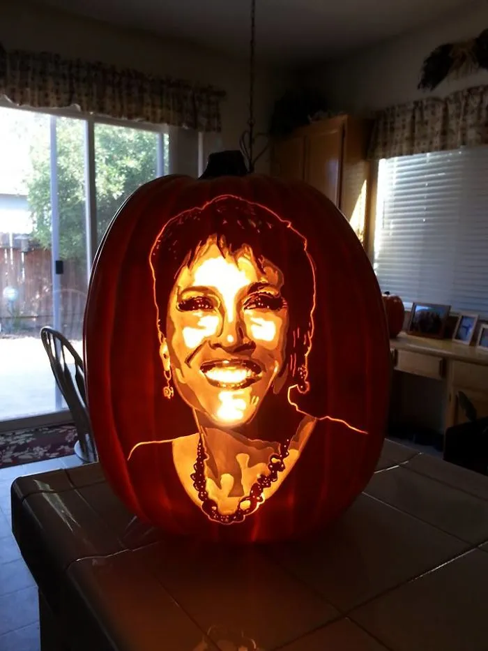 Artist Carves Portraits Of Famous Pop Culture Characters And The Result Is Incredible