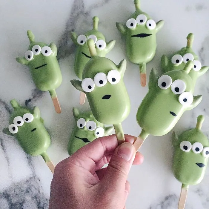 I'm A Self-Taught Baker Who Makes Cake Popsicles From Leftover Cake Scraps
