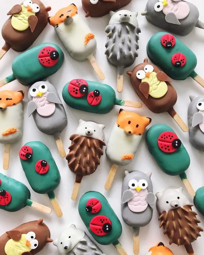I'm A Self-Taught Baker Who Makes Cake Popsicles From Leftover Cake Scraps