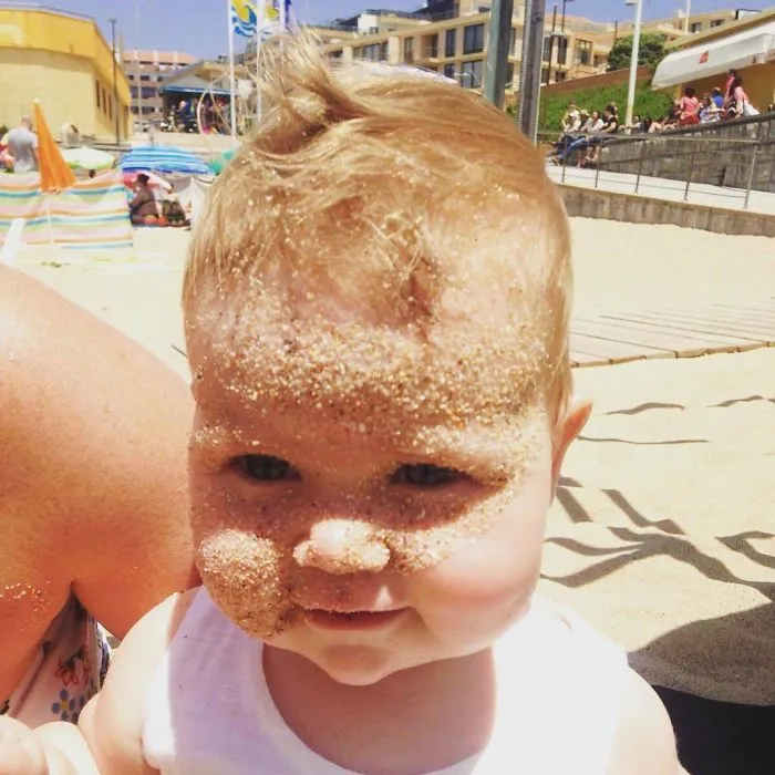 Cuando tu hijo se tropieza en la playa y no lo agarras a tiempo
