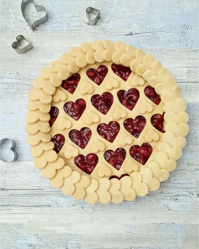 Baker Shows Before & After Pics Of Her Awesome Pie Crusts, And The Result Is Too Pretty To Eat