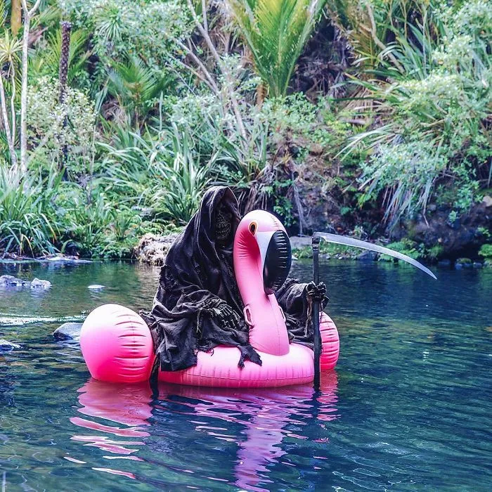 La cuenta de Instagram de la Muerte en la playa es oro puro