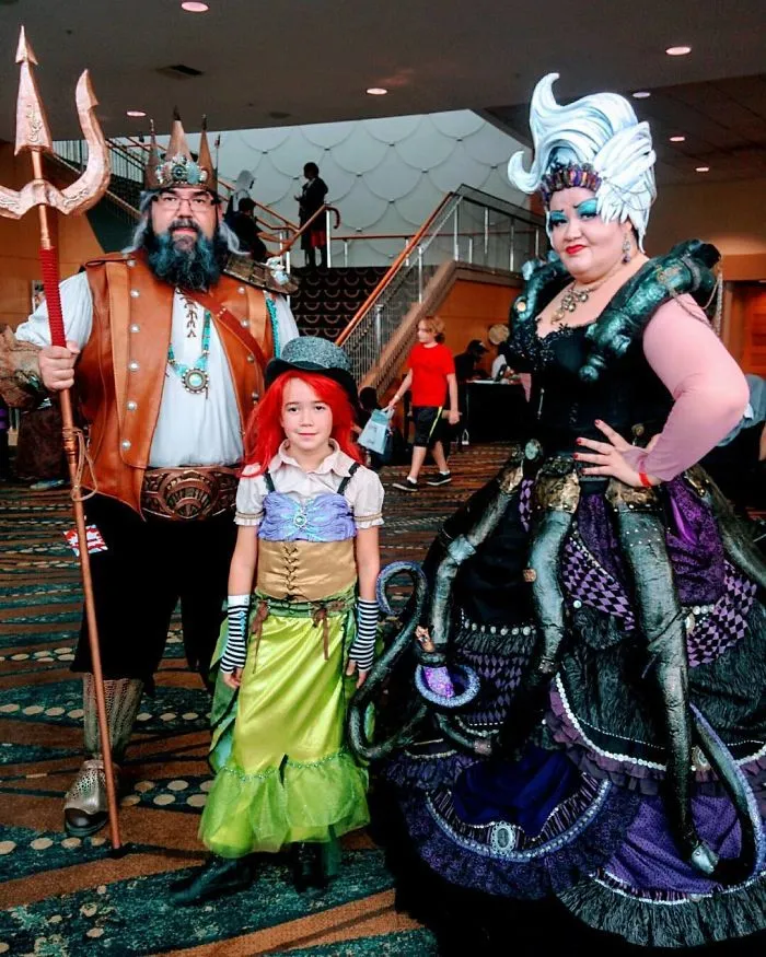 Family in Little Mermaid characters creative Halloween costumes