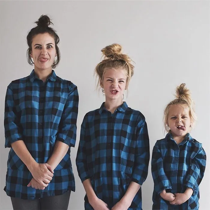 Esta madre hace adorables fotos de sus hijas con ella llevando ropa a juego (Parte 2)