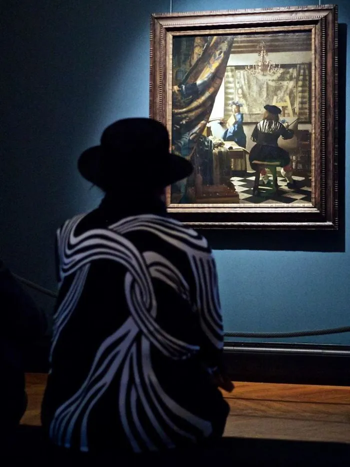 Este fotógrafo pasó una eternidad en museos esperando que aparecieran visitantes a juego con las obras de arte, y la espera mereció la pena