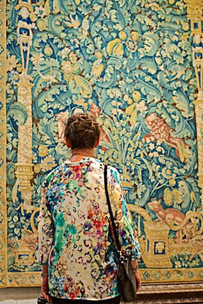 Photographer Spends Eternity Waiting For Museum Visitors To Match Artworks And The Result Is Worth The Wait
