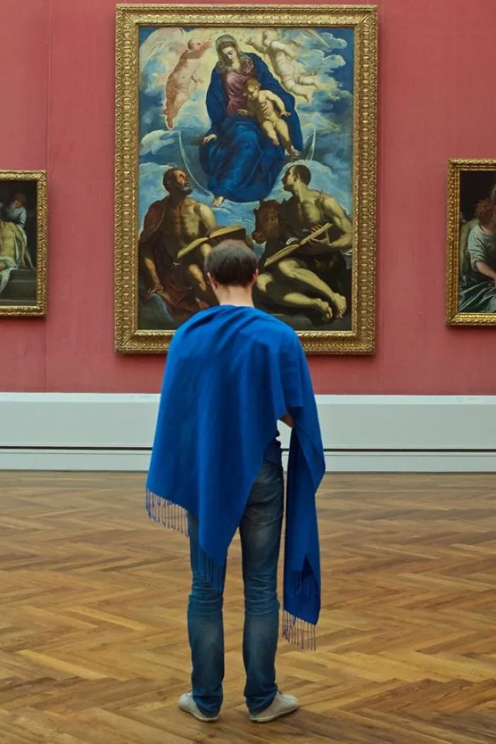 Photographer Spends Eternity Waiting For Museum Visitors To Match Artworks And The Result Is Worth The Wait