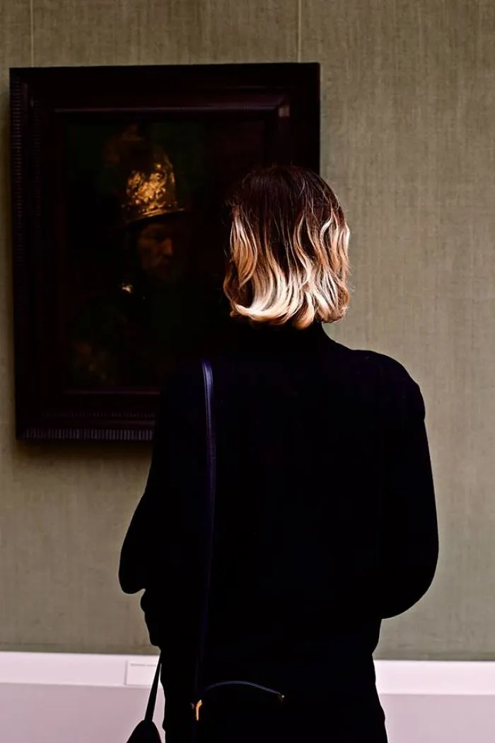 Photographer Spends Eternity Waiting For Museum Visitors To Match Artworks And The Result Is Worth The Wait