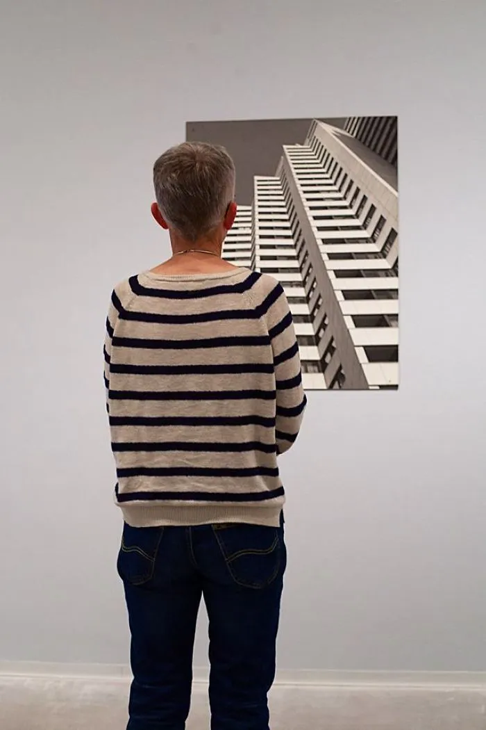 Este fotógrafo pasó una eternidad en museos esperando que aparecieran visitantes a juego con las obras de arte, y la espera mereció la pena