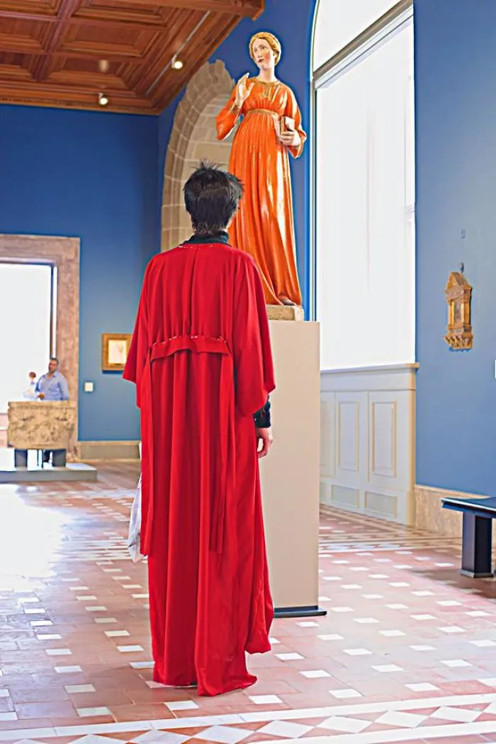 Este fotógrafo pasó una eternidad en museos esperando que aparecieran visitantes a juego con las obras de arte, y la espera mereció la pena