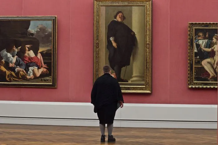 Este fotógrafo pasó una eternidad en museos esperando que aparecieran visitantes a juego con las obras de arte, y la espera mereció la pena