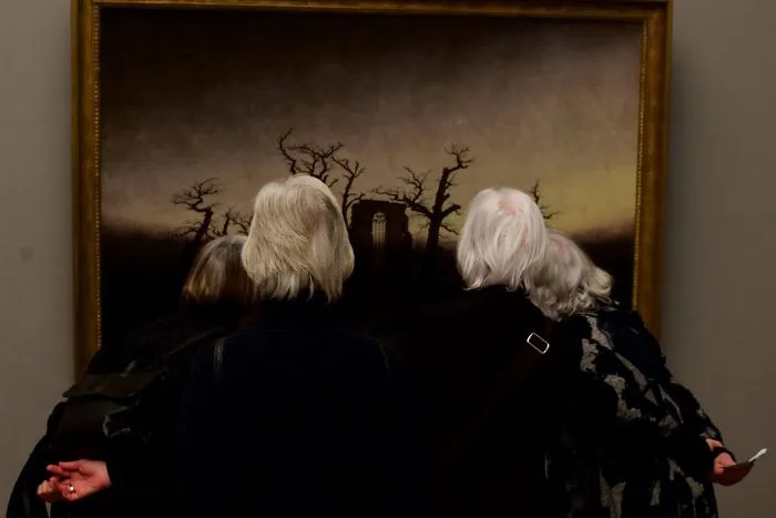 Este fotógrafo pasó una eternidad en museos esperando que aparecieran visitantes a juego con las obras de arte, y la espera mereció la pena