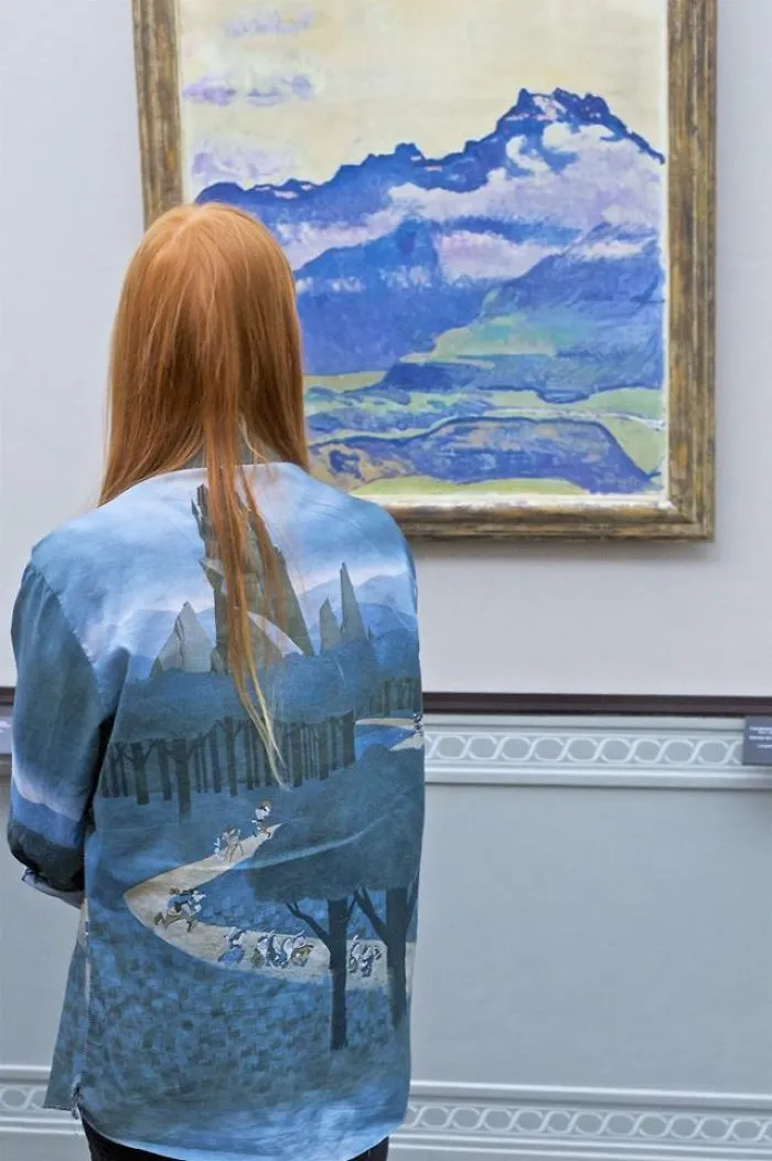 Photographer Spends Eternity Waiting For Museum Visitors To Match Artworks And The Result Is Worth The Wait