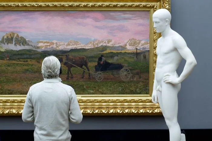 Este fotógrafo pasó una eternidad en museos esperando que aparecieran visitantes a juego con las obras de arte, y la espera mereció la pena