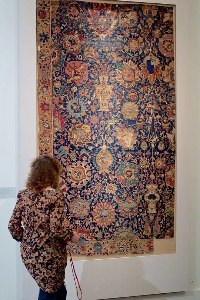 Este fotógrafo pasó una eternidad en museos esperando que aparecieran visitantes a juego con las obras de arte, y la espera mereció la pena