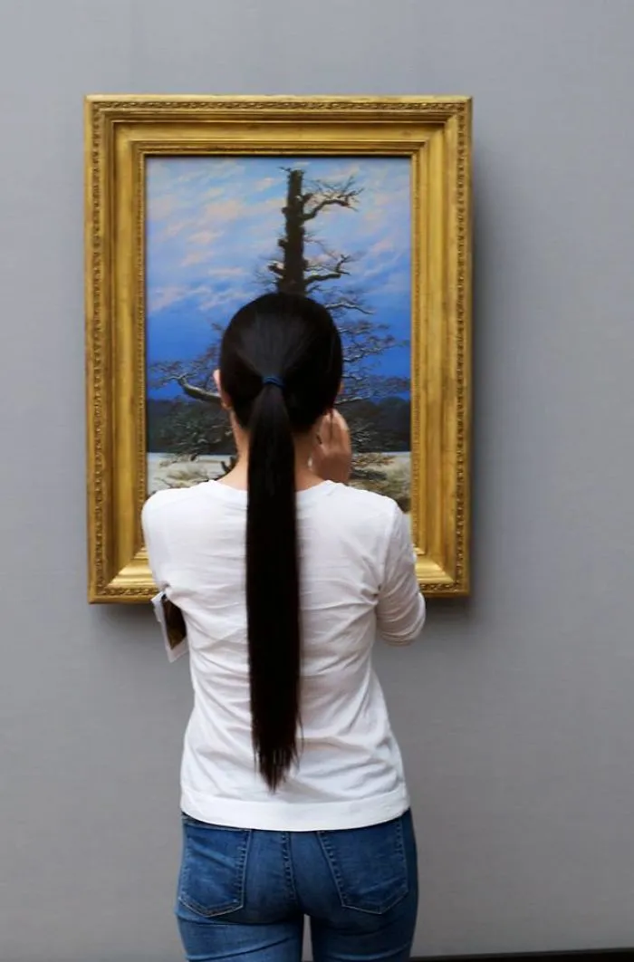 Este fotógrafo pasó una eternidad en museos esperando que aparecieran visitantes a juego con las obras de arte, y la espera mereció la pena