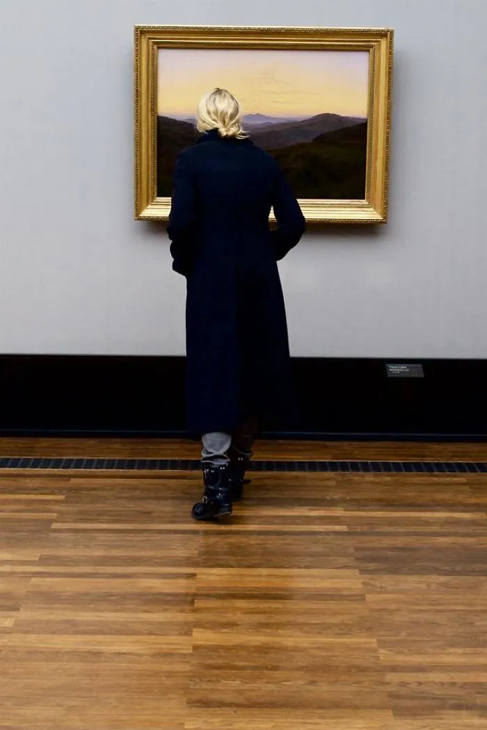 Este fotógrafo pasó una eternidad en museos esperando que aparecieran visitantes a juego con las obras de arte, y la espera mereció la pena