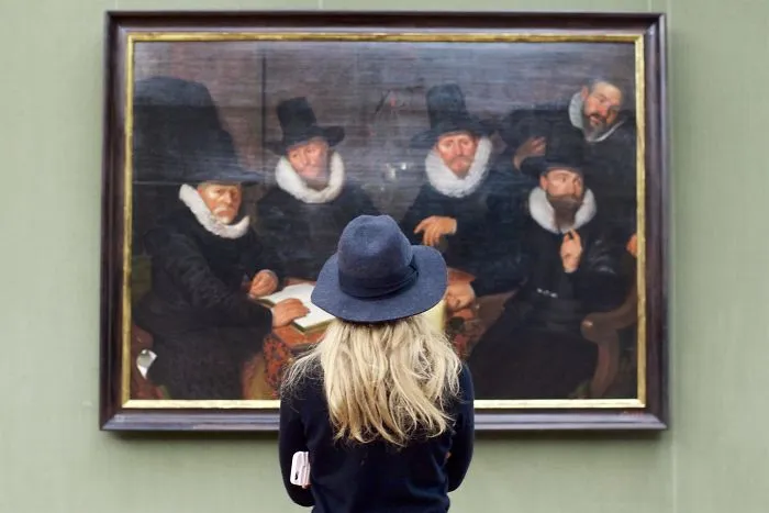 Photographer Spends Eternity Waiting For Museum Visitors To Match Artworks And The Result Is Worth The Wait