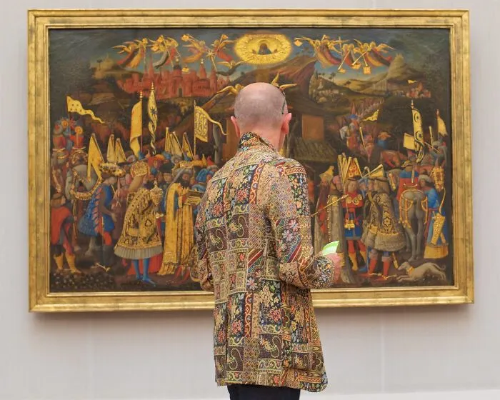 Photographer Spends Eternity Waiting For Museum Visitors To Match Artworks And The Result Is Worth The Wait