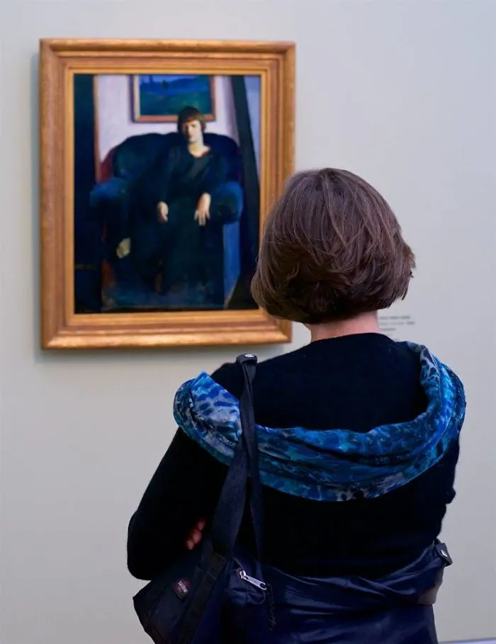 Este fotógrafo pasó una eternidad en museos esperando que aparecieran visitantes a juego con las obras de arte, y la espera mereció la pena